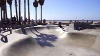 Vários skates tentando grandes truques na Venice Beach 4K