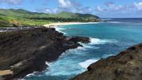 Water crasht tegen de Jagged Hawaiian Coast op de H-1 snelweg 4K