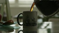 Häller kaffe i mugg