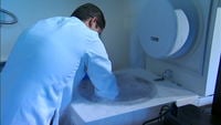 Nitrogênio líquido no recipiente de laboratório