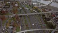 Vídeo aéreo sobre a rodovia fora do centro de Portland