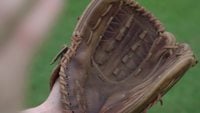 Pessoa que joga o basebol na luva 4k