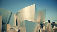 Snelle verticale panning-opname van de voorgevel van de Walt Disney-concerthal in Los Angeles in 4K.