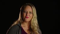 Rouwende en boze vrouw die haar gezicht naar de camera draait