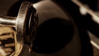 Extreme close-up van reproductienaald op retro vinylschijf die in 4K spint