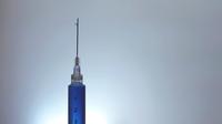 Verticale spuit Druipende blauwe vloeistof