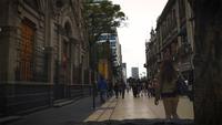 Lapso de tempo de pessoas andando perto da praça principal da cidade do México