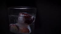 Eis mit Trauben im Mineralwasser