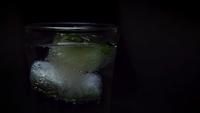 Ein Eis mit Minzblättern in Mineralwasser platzieren