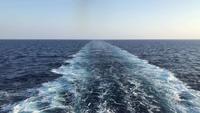 Golven achter een veerboot in 4K
