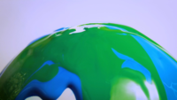 Peinture bleue et verte sur sphère en verre