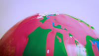 Roze en groene verf op glazen bol