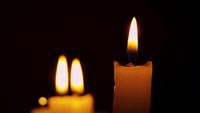 Närbild av ljus med Bokeh Candlelights i bakgrunden