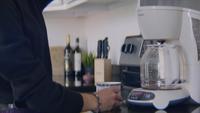 Mujer joven comienza la cafetera