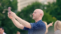 Homem tomando Selfies do feijão em Chicago