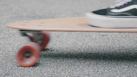 Sluit omhoog Vrouwenvoeten die zich op Longboard bewegen