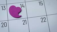 Februar-Monatskalender mit rosa Herzen