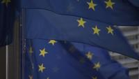 Europeiska flaggor på nära håll vinkar
