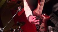 Bassgitarre in Live-Action bei einem Konzert - Rack Fokus - hautnah