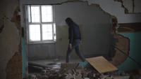 Un hombre deprimido y enojado arroja a Brett a través de la habitación en una casa abandonada