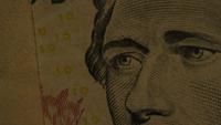 Material de archivo giratorio a partir de papel moneda estadounidense sobre un fondo de escudo del águila americana - DINERO 0430
