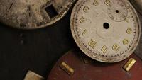 Tournage de séquences d&#39;archives d&#39;arbres de montre antiques et érodés - VISAGES DE MONTRES 010