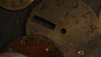 Tournage de séquences d&#39;archives d&#39;arbres de montre antiques et érodés - VISAGES DE MONTRES 009