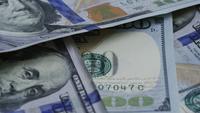 Roterande stock footage skott på $ 100 räkningar - MONEY 0131