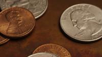 Roterande stock footage skott av amerikanska monetära mynt - MONEY 0270