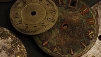 Tournage de séquences d&#39;archives d&#39;arbres de montre antiques et érodés - VISAGES DE MONTRES 004