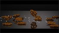 Pretzels y sal cayendo sobre una superficie reflectante - PRETZELS 017