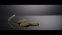 Galletas que caen desde arriba sobre una superficie reflectante - COOKIES 182