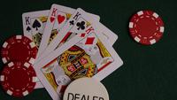 Roterande skott av pokerkort och pokerchips på en grön filtyta - POKER 009