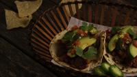Roterande skott av läckra tacos på en träyta - BBQ 137