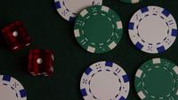 Roterande skott av pokerkort och pokerchips på en grön filtyta - POKER 040