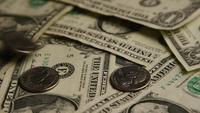 Roterande skott av amerikanska pengar (valuta) - MONEY 545