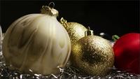 Cinematisk, Roterande Shot of Christmas Ornaments - CHRISTMAS 032