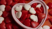 Roterende stock footage shot van Valentines decoraties en snoepjes - VALENTINES 0077
