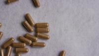 Drehende stock footage Schuss von Vitaminen und Pillen - VITAMINS 0025