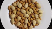 Coup cinématographique et tournant d&#39;amandes sur une surface blanche - AMANDES 167
