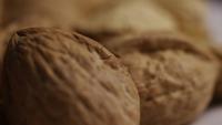 Tournage cinématique et rotatif d&#39;une variété de noix sur une surface blanche - NUTS MIXED 043