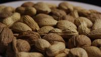 Tournage cinématique d&#39;une variété de noix sur une surface blanche - NUTS MIXED 029