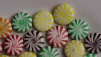 Plano giratorio de una colorida mezcla de varios caramelos duros - CANDY MIXED 003