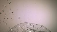 Vattenstänk i ultra slow motion (1 500 fps) på en reflekterande yta - WATER SPLASH 007
