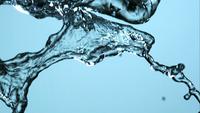 Water gieten en spetteren in ultra slow motion (1500 fps) op een reflecterend oppervlak - WATER POURS 012