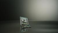 Amerikanische 100-Dollar-Scheine fallen auf eine reflektierende Oberfläche - MONEY PHANTOM 039