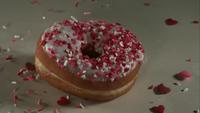 Donas que caen y rebotan en cámara ultra lenta (1,500 fps) sobre una superficie reflectante - DONUTS PHANTOM 026