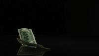 Amerikanische 100-Dollar-Scheine fallen auf eine reflektierende Oberfläche - MONEY PHANTOM 022