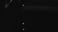 Vattenhällning från en kran i ultra slow motion (1500 fps) på en reflekterande yta - WATER FAUCET 011