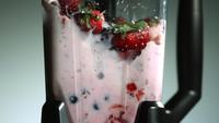 Fruits au mélangeur en ultra slow motion (1 500 images / seconde) - BLENDER PHANTOM 001
